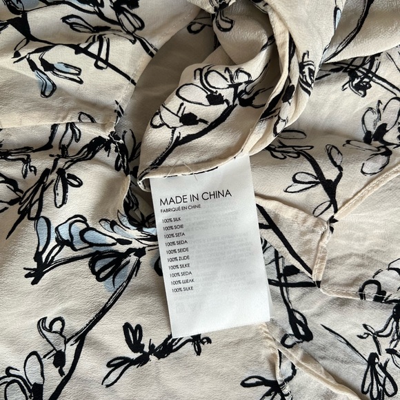 Blouse silk CLUB MONACO SIZE SP Color crem/floral blue/ black flowers . - Picture 3 of 5